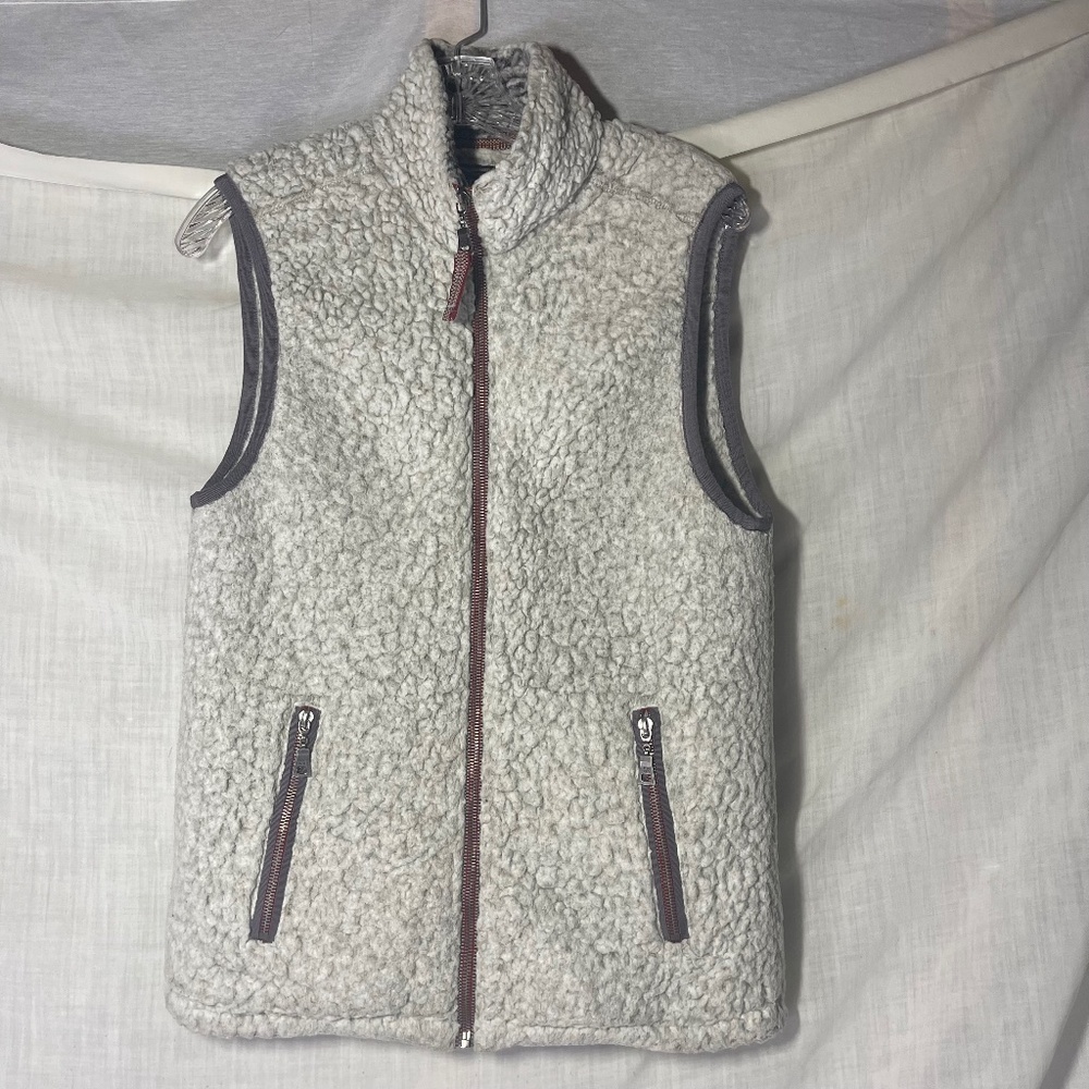 True Grit Unisex Cream Sherpa Vest. Full Zip. Two zipper pockets. Soft Cozy XS